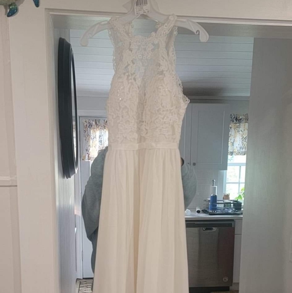 Size 6 BRAND NEW ivory wedding dress size 6 never worn.